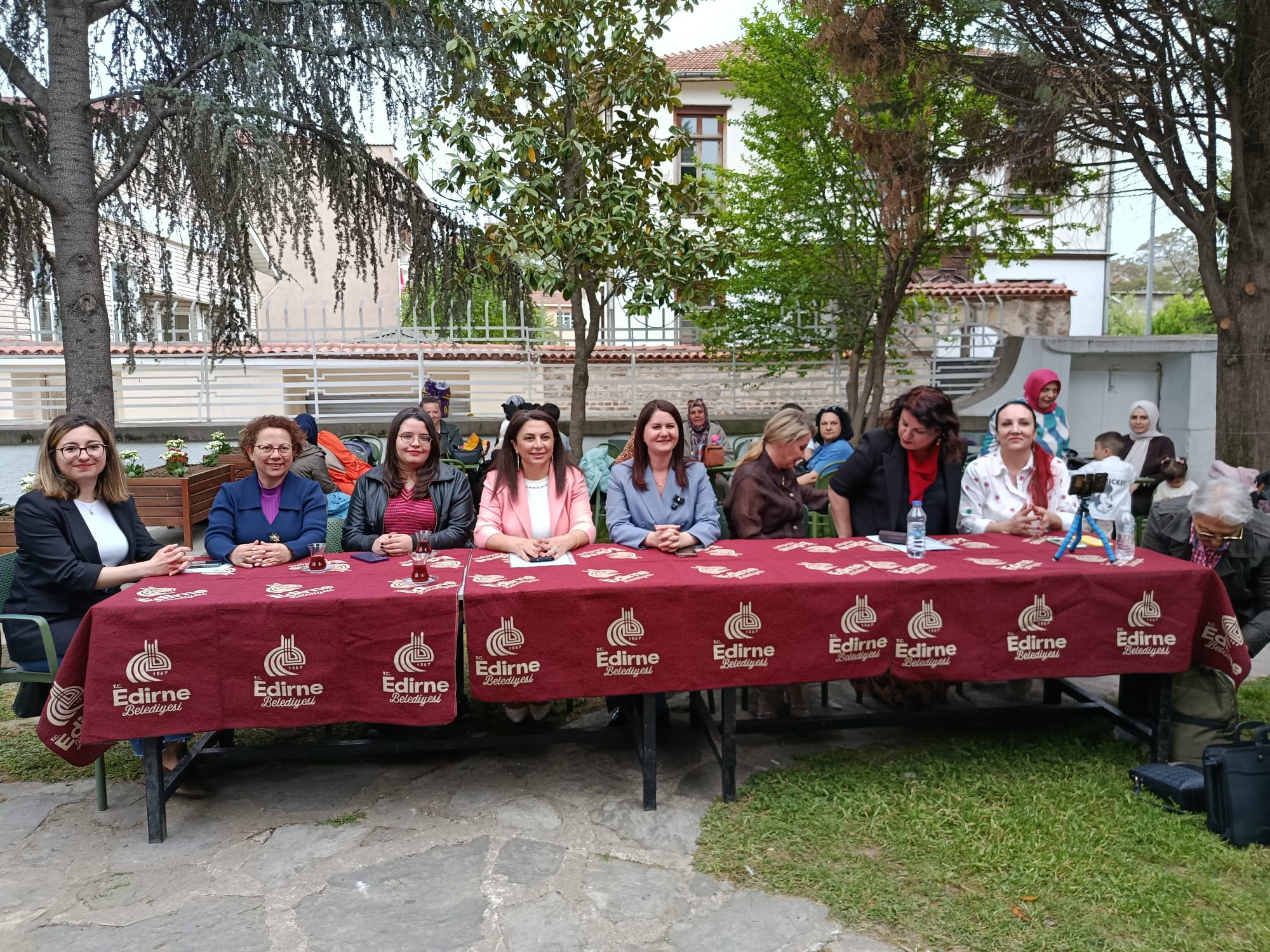 Edirne Belediyesi ve Edirne Barosu Aile, Kadın ve Çocuk Hakları Komisyonu iş birliğiyle bugün Konak Edirne’de anlamlı bir Anneler Günü etkinliği gerçekleştirildi.